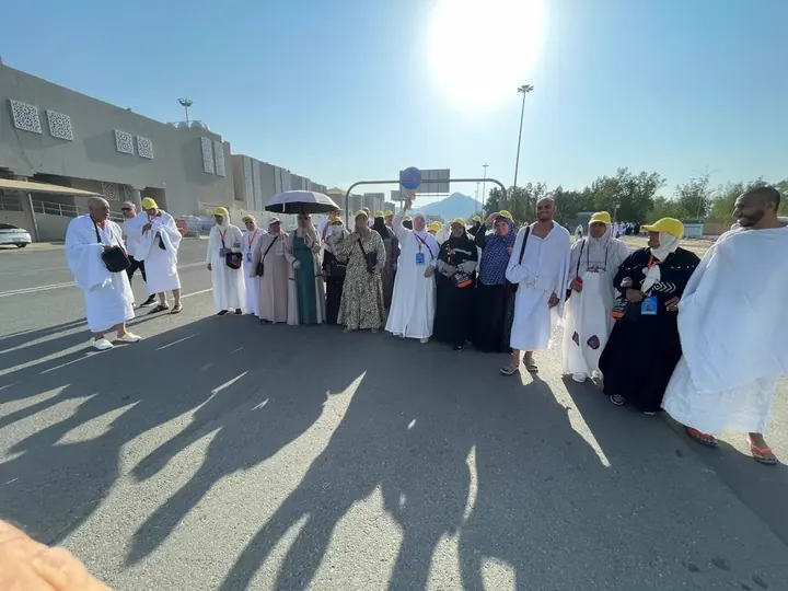مجموعة من حجاج اللواء بملابس الإحرام