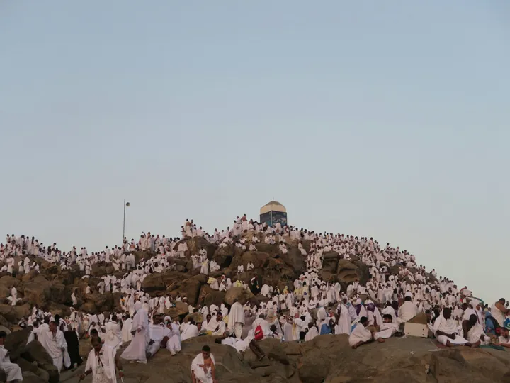 حجاج بملابس الإحرام على جبل الرحمة يوم عرفة