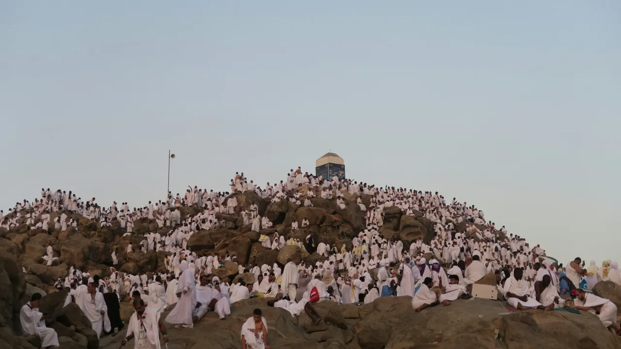 حجاج بملابس الإحرام على جبل الرحمة يوم عرفة
