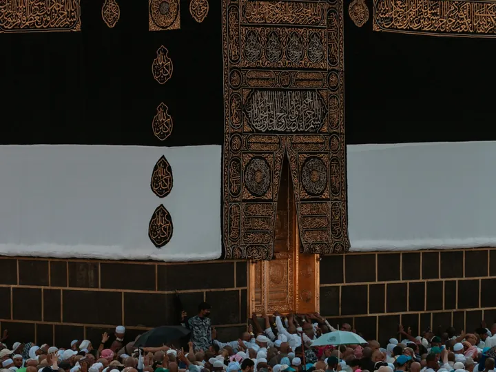 باب الكعبة المشرفة وجموع الحجاج حوله