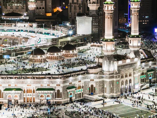 المسجد الحرام ومآذنه مضاءة بالليل
