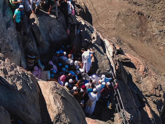 زوار عند غار حراء في جبل النور