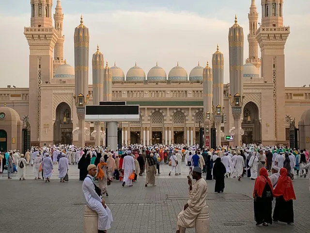 المسجد النبوي الشريف بمآذنه وساحاته