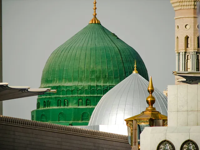 القبة الخضراء فوق الحجرة النبوية بجوار الروضة الشريفة