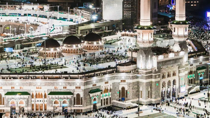المسجد الحرام ومآذنه مضاءة بالليل