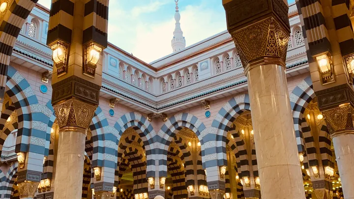 أروقة المسجد النبوي الشريف بأقواسها وفوانيسها