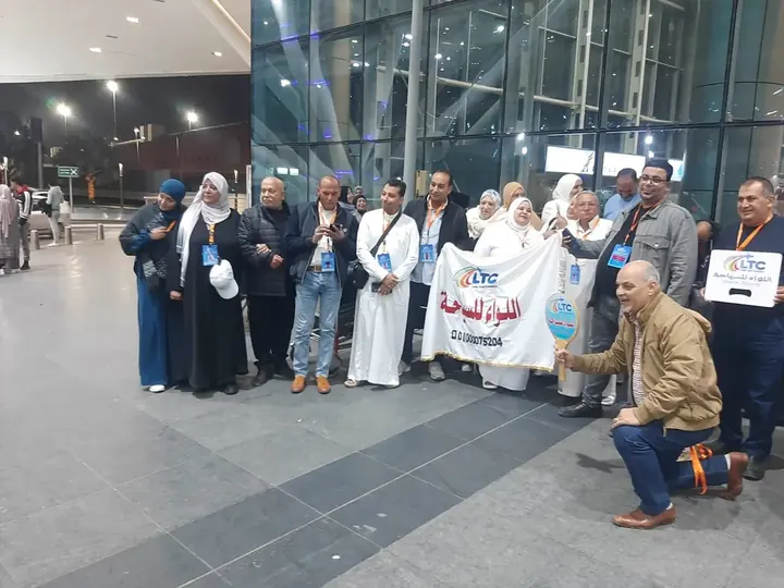 مجموعة من مسافري اللواء في مطار القاهرة
